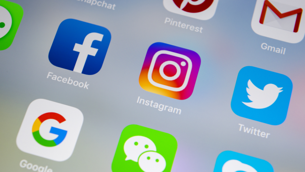 facebook - Instagram - Twitter